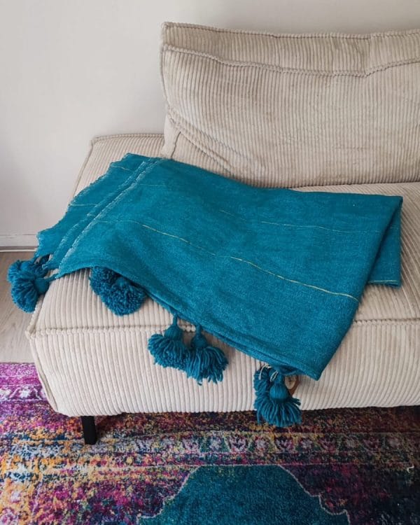 handgemaakte pompom plaid zeeblauw met gouden streep uit Marokko